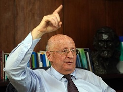 Photo of А Гинцбург слушает да ест. Обогащается…