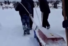 Photo of В Набережных Челнах местным жителям пришлось час тащить гроб со своей мёртвой родственницей