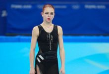 Photo of Щербакова и Трусова на просьбу сфотографироваться с триколором:  У нас нет флага