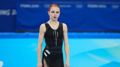 Photo of Щербакова и Трусова на просьбу сфотографироваться с триколором:  У нас нет флага