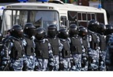 Photo of Коктейль Молотова метнули в автозак росгвардейцев в Москве