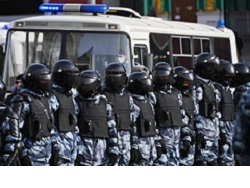 Photo of Коктейль Молотова метнули в автозак росгвардейцев в Москве