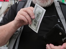 Photo of Наличные доллары начали продавать по объявлениям как нумизматику