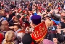 Photo of Жители Владивостока устроили давку за бесплатными пасхальными яйцами