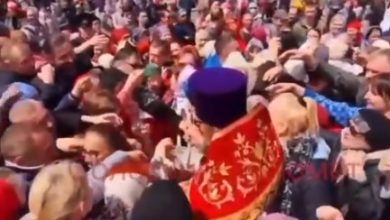 Photo of Жители Владивостока устроили давку за бесплатными пасхальными яйцами