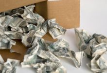 Photo of Девалютизация на марше: банки вынуждают россиян опустошать свои долларовые счета